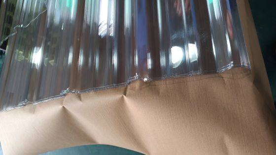 Stormproof波形のポリカーボネートは半透明なプラスチック屋根をパネルをはめる0.8 Mmに広げる